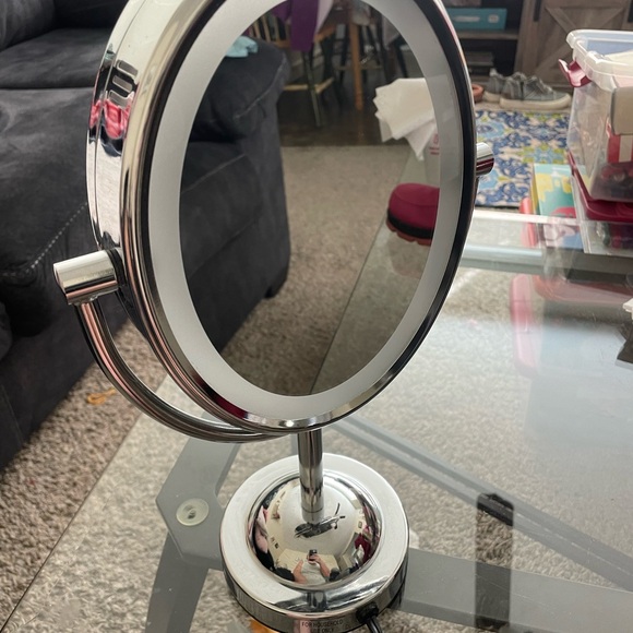 Conair light up mirror - Picture 4 of 6